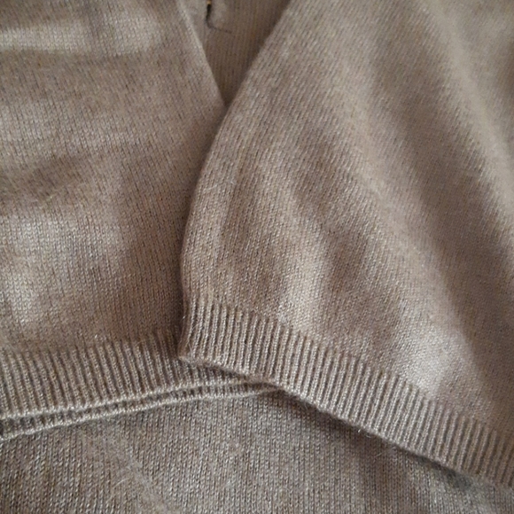 Hugo Boss Silk & Cashmere V-neck Top - Picture 15 of 15
